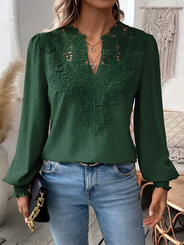 Chemisier élégant pour femmes avec de luxueux détails brodés - le parfait look polyvalent et décontracté.