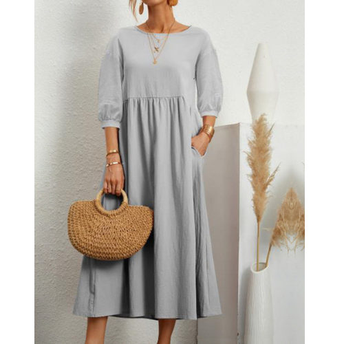 Robe d'été élégante avec des smocks et une longueur midi flatteuse