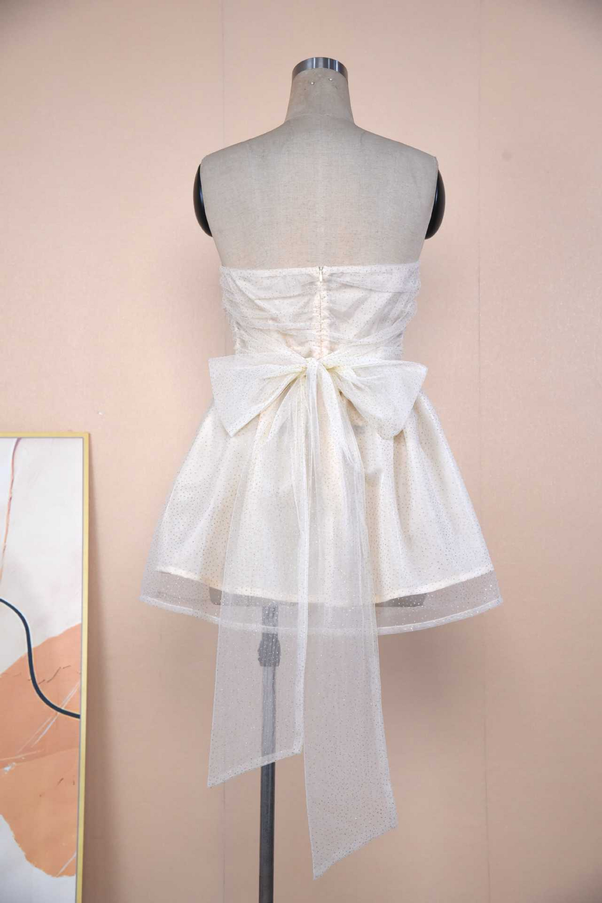 Élégante robe tube en dentelle avec nœud charmant dans le dos