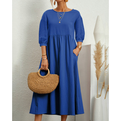 Robe d'été élégante avec des smocks et une longueur midi flatteuse