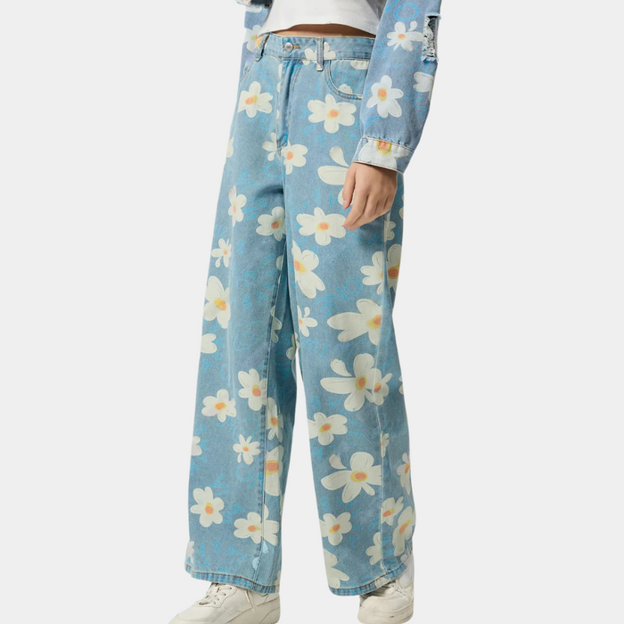 Pantalon en denim bleu pour femme avec un large imprimé floral pour un look frais et branché