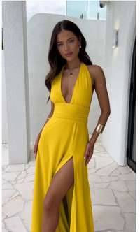 Soyez radieuse cet été dans cette robe longue élégante et séduisante.