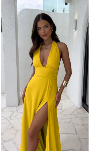 Soyez radieuse cet été dans cette robe longue élégante et séduisante.