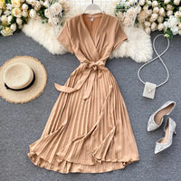 Robe plissée longueur genou à taille haute et encolure en V dans une couleur unie élégante