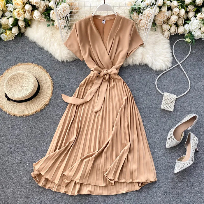Robe plissée longueur genou à taille haute et encolure en V dans une couleur unie élégante