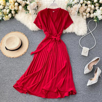 Robe plissée longueur genou à taille haute et encolure en V dans une couleur unie élégante