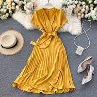 Robe plissée longueur genou à taille haute et encolure en V dans une couleur unie élégante