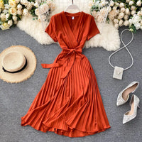 Robe plissée longueur genou à taille haute et encolure en V dans une couleur unie élégante