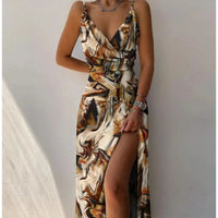 Élégante robe d'été à col en V avec fente et délicates bretelles spaghetti pour un look frais et élégant