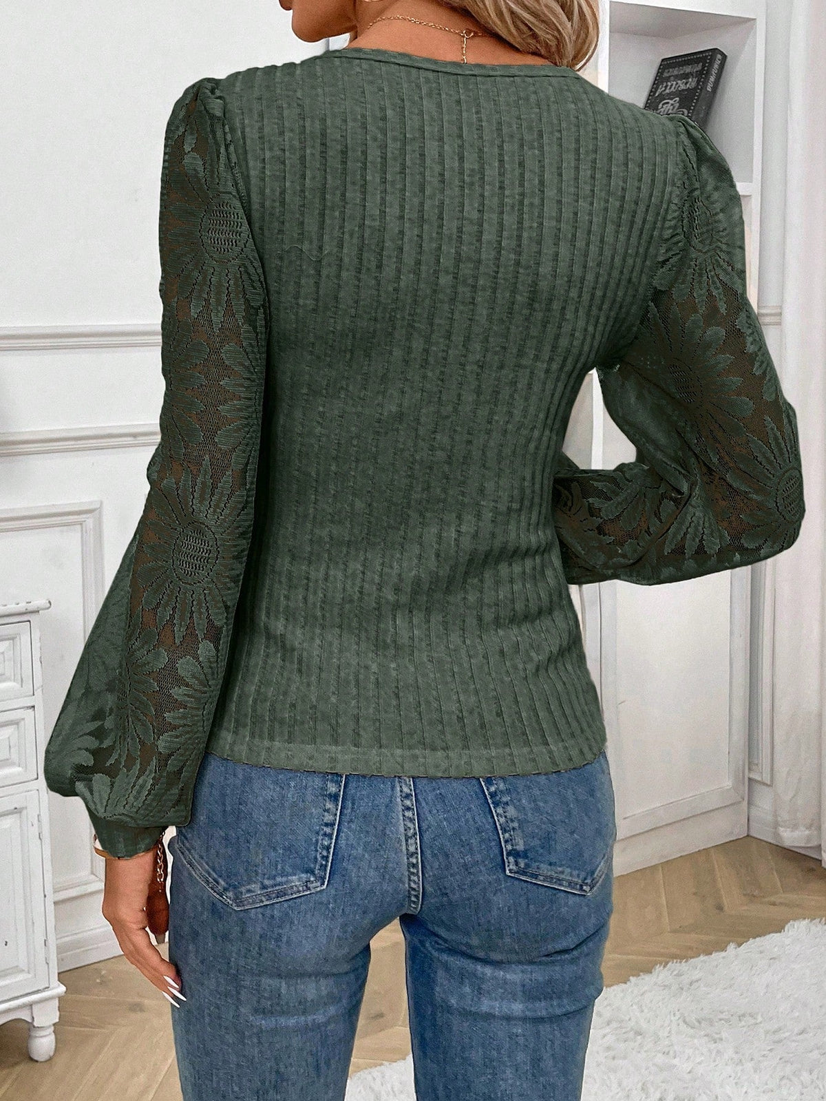 Élégante blouse pour femmes à bras long avec un magnifique imprimé floral et une encolure unique en forme de cœur