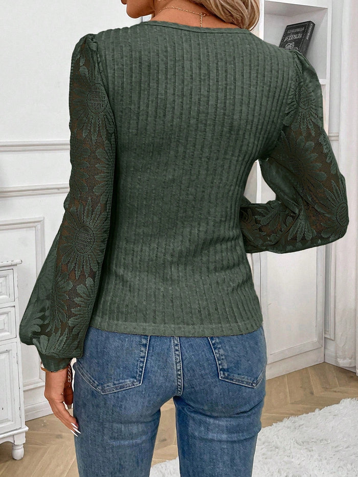 Élégante blouse pour femmes à bras long avec un magnifique imprimé floral et une encolure unique en forme de cœur