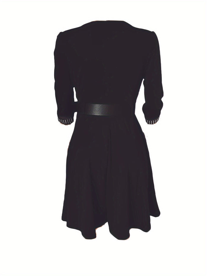 Robe femme évasée avec décolleté en V orné, manches 3/4 et longueur mi-longue avec ceinture pour un look élégant
