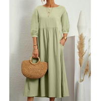 Robe d'été élégante avec des smocks et une longueur midi flatteuse