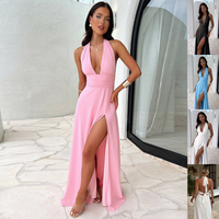 Soyez radieuse cet été dans cette robe longue élégante et séduisante.