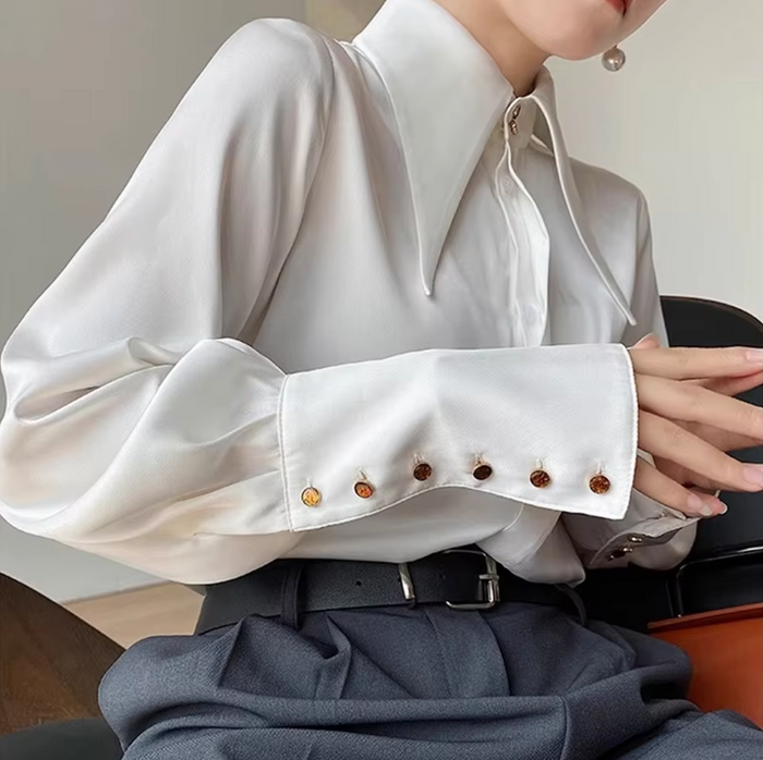 Élégante blouse féminine en satin - manches longues élégantes avec col moderne et poignets à boutons en bois de bureau