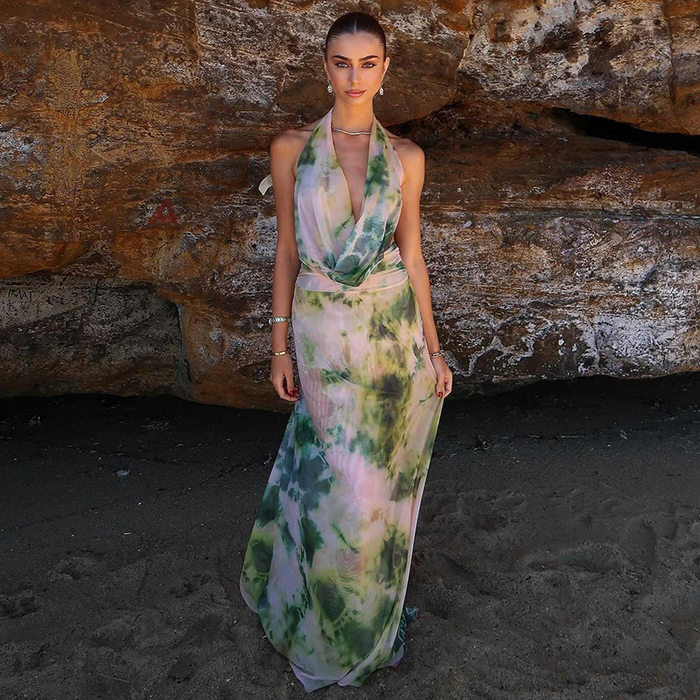 Surprenez tout le monde avec votre look radieux dans cette magnifique robe d'été colorée.