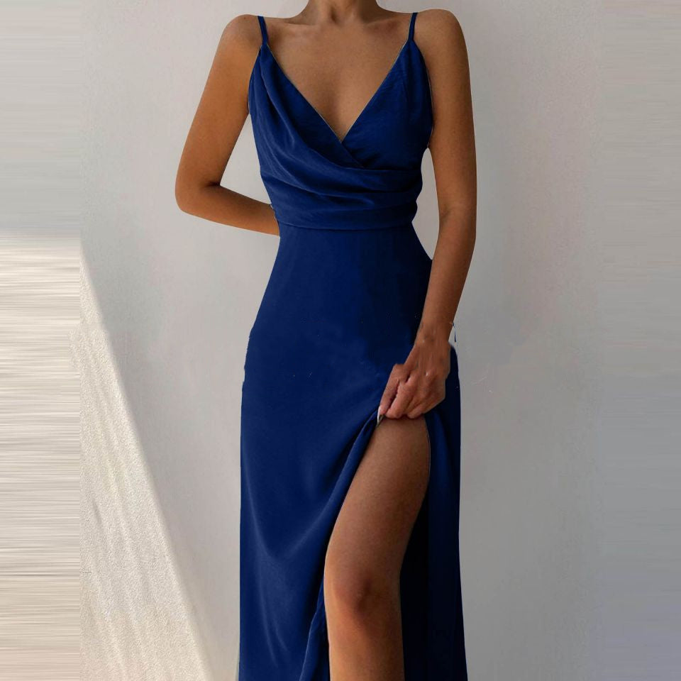 Élégante robe d'été à col en V avec fente et délicates bretelles spaghetti pour un look frais et élégant