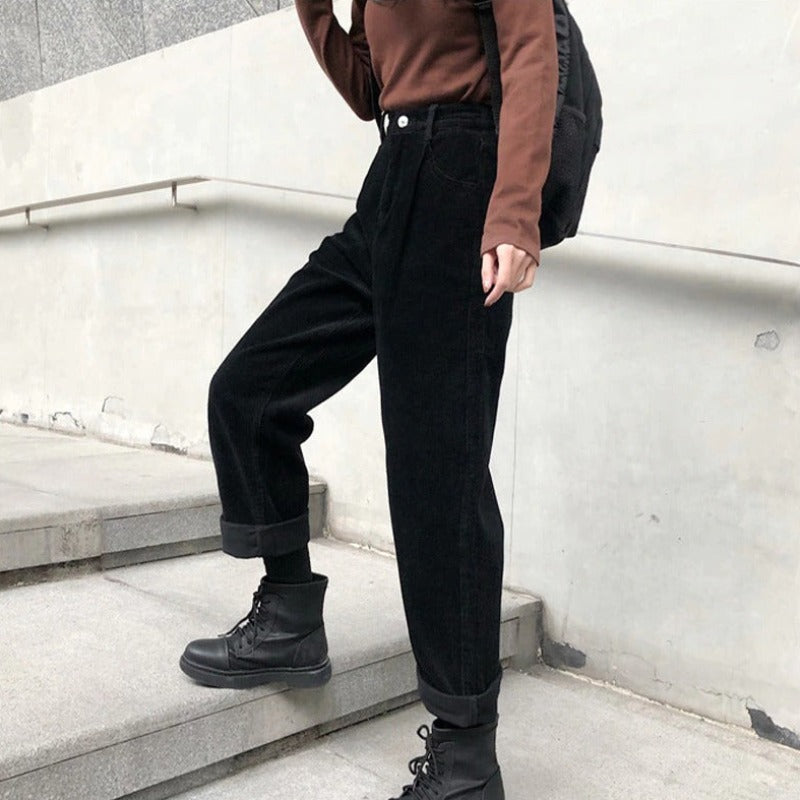 Pantalon élégant en velours côtelé pour femmes avec taille haute et jambes largement évasées pour un port confortable au quotidien