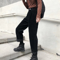 Pantalon élégant en velours côtelé pour femmes avec taille haute et jambes largement évasées pour un port confortable au quotidien