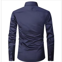 Camisole de corte masculine slim avec boutons de contraste et mangas largas