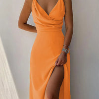 Élégante robe d'été à col en V avec fente et délicates bretelles spaghetti pour un look frais et élégant
