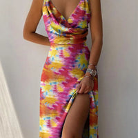 Élégante robe d'été à col en V avec fente et délicates bretelles spaghetti pour un look frais et élégant