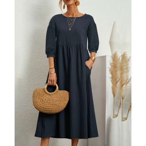 Robe d'été élégante avec des smocks et une longueur midi flatteuse
