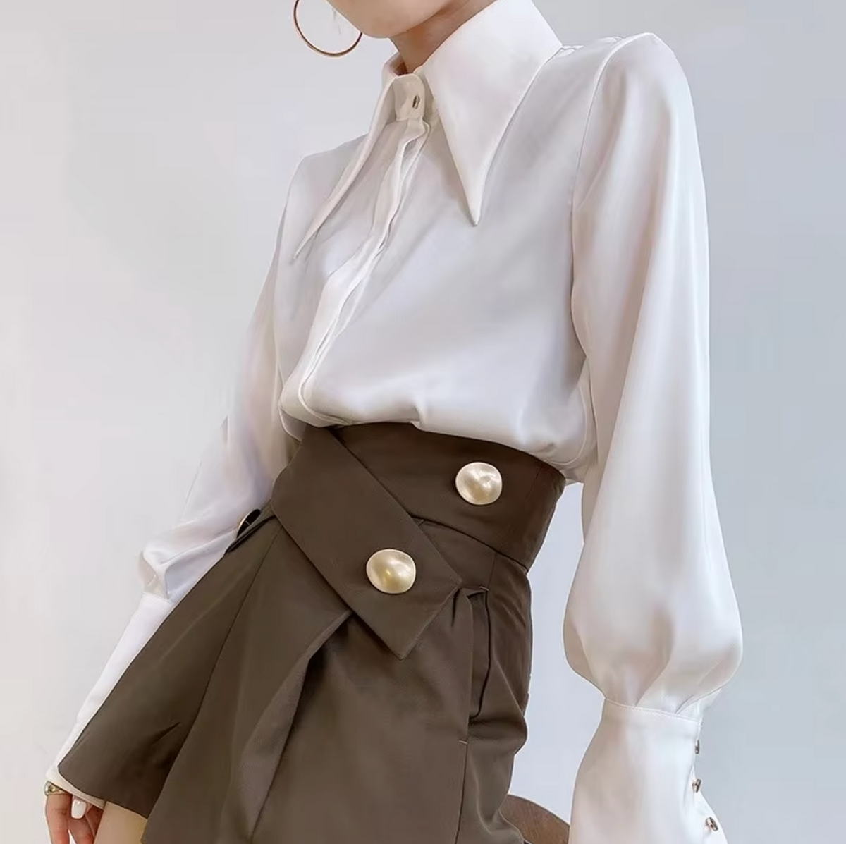 Élégante blouse féminine en satin - manches longues élégantes avec col moderne et poignets à boutons en bois de bureau