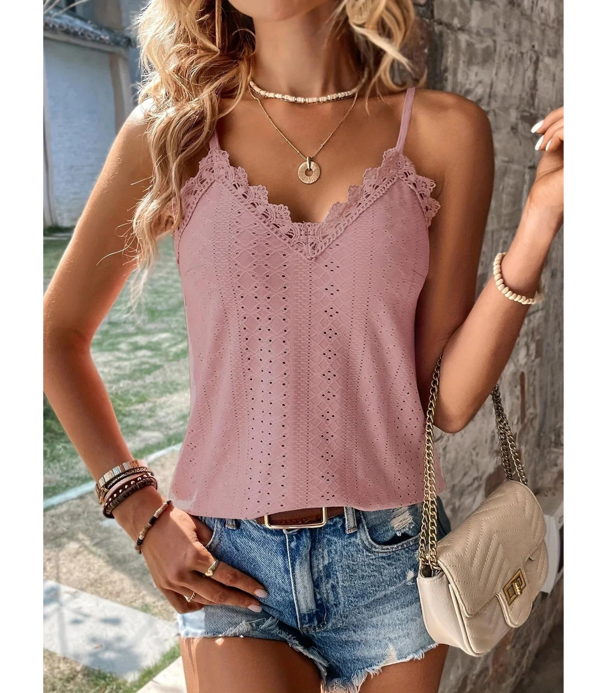 Élégant top cami pour femmes avec accents de dentelle - top d'été sans manches élégant et aéré