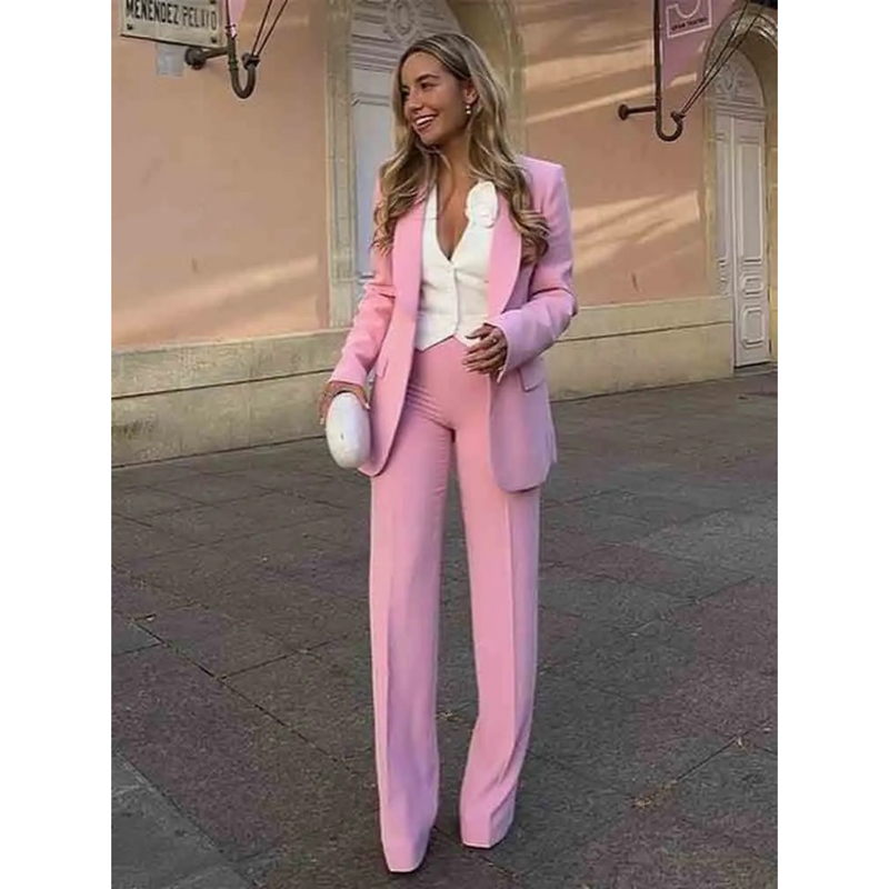 Élégant ensemble blazer et pantalon rose pour femmes - tenue de bureau parfaite pour un look élégant