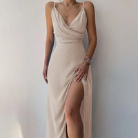 Élégante robe d'été à col en V avec fente et délicates bretelles spaghetti pour un look frais et élégant