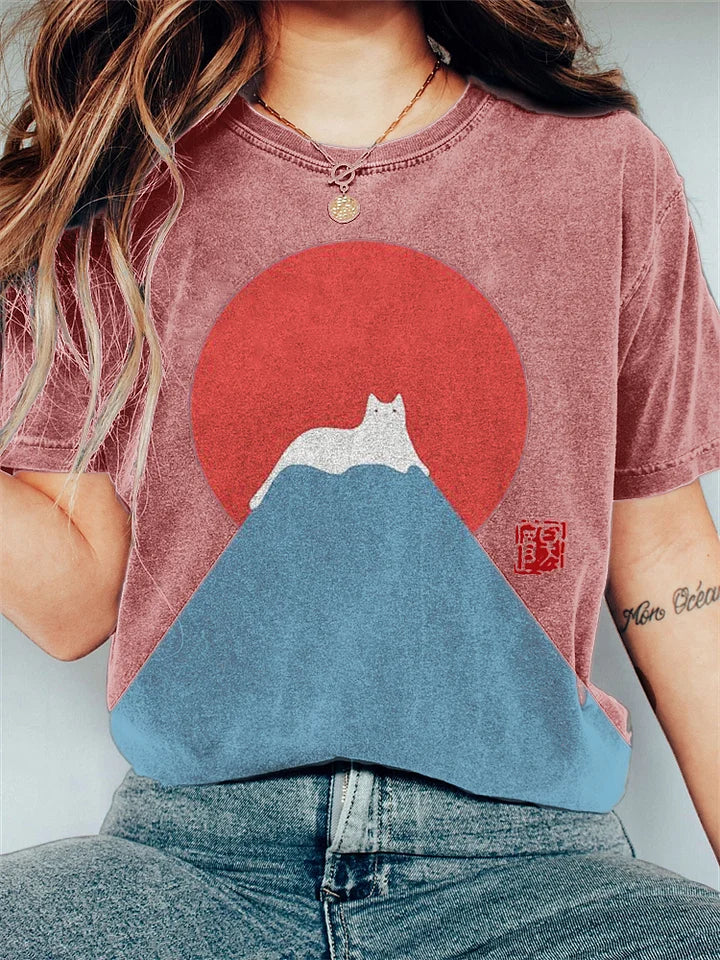 T-shirt graphique stylé avec un chat sur une montagne - Charmant haut décontracté pour femmes pour un look branché