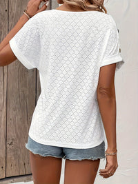Élégant T-shirt blanc à œillets pour femmes, avec col en V et détails sophistiqués pour un look élégant