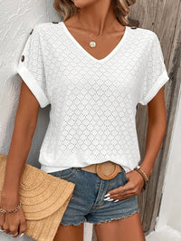 Élégant T-shirt blanc à œillets pour femmes, avec col en V et détails sophistiqués pour un look élégant