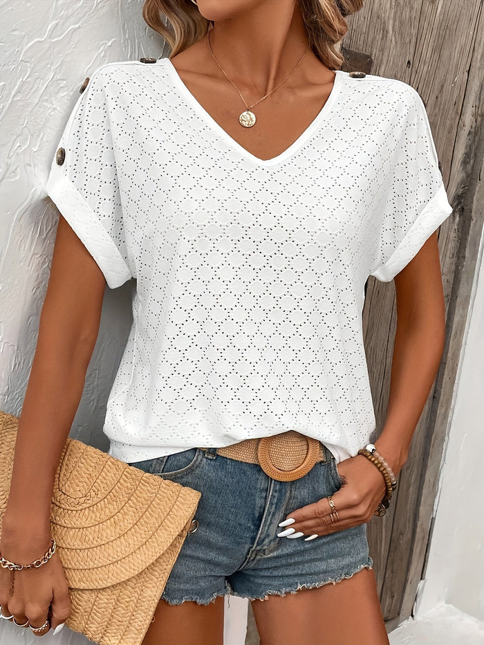 Élégant T-shirt blanc à œillets pour femmes, avec col en V et détails sophistiqués pour un look élégant