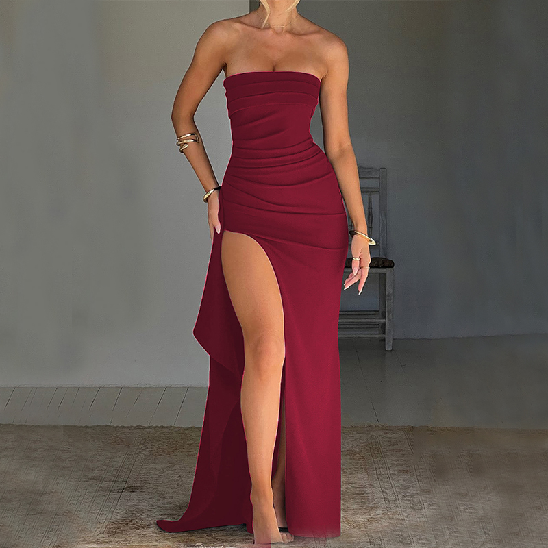 Élégante robe longue sans bretelles avec fente croisée pour un look de soirée parfait