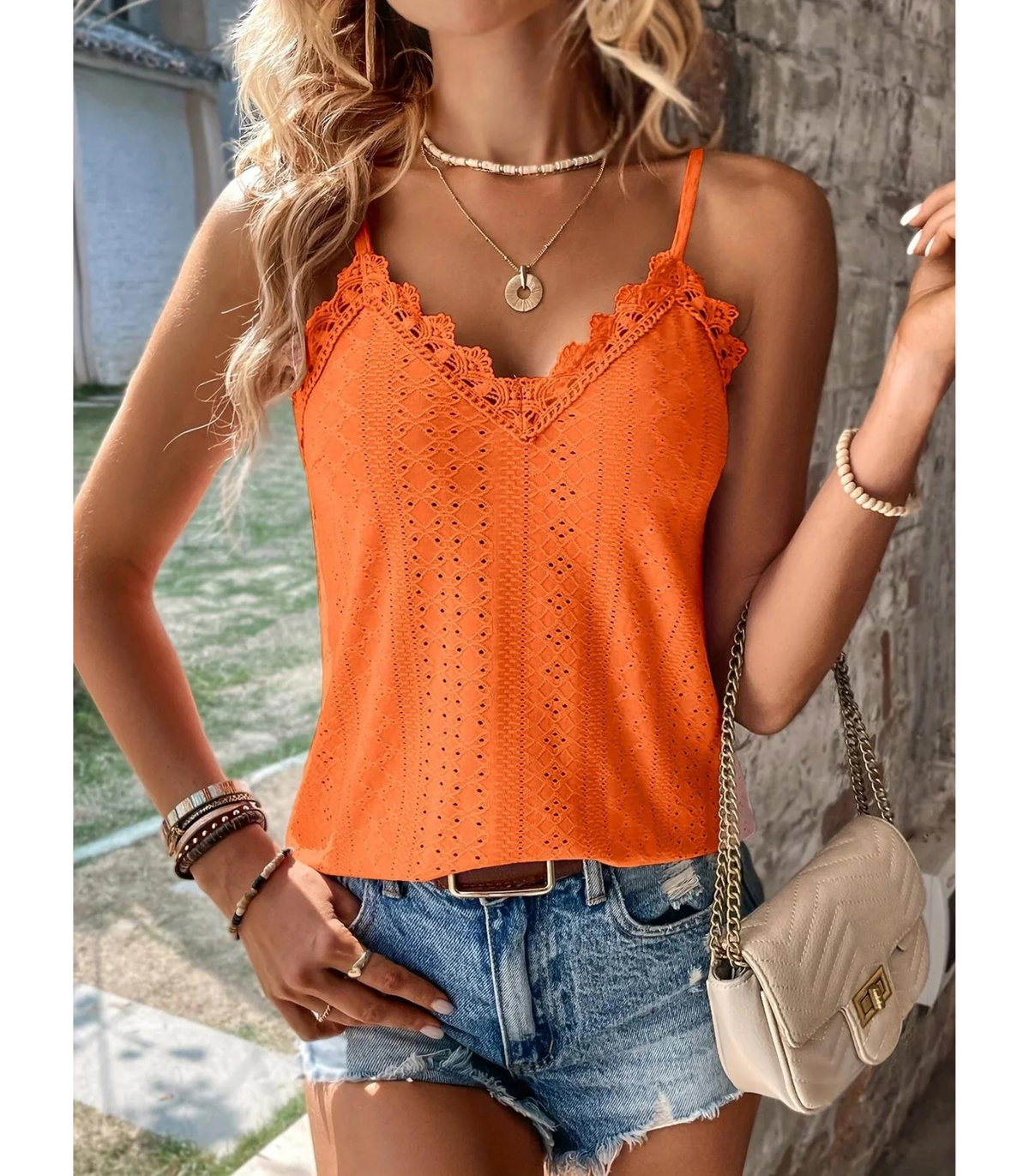 Élégant cami pour femmes avec dentelle - l'accent estival parfait pour un look sophistiqué