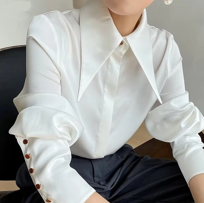 Élégante blouse féminine en satin - manches longues élégantes avec col moderne et poignets à boutons en bois de bureau