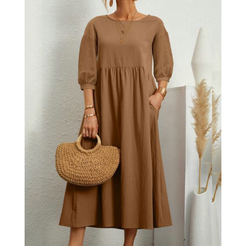 Robe d'été élégante avec des smocks et une longueur midi flatteuse