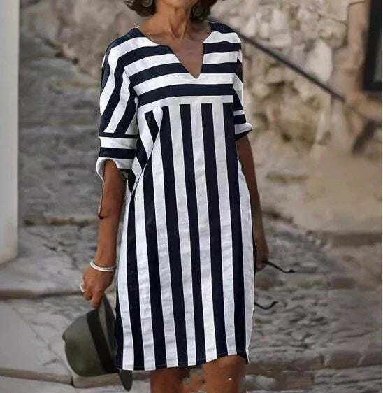 Robe femme longueur genou - motif rayé audacieux - décolleté en V - manches courtes - coupe en A élégante