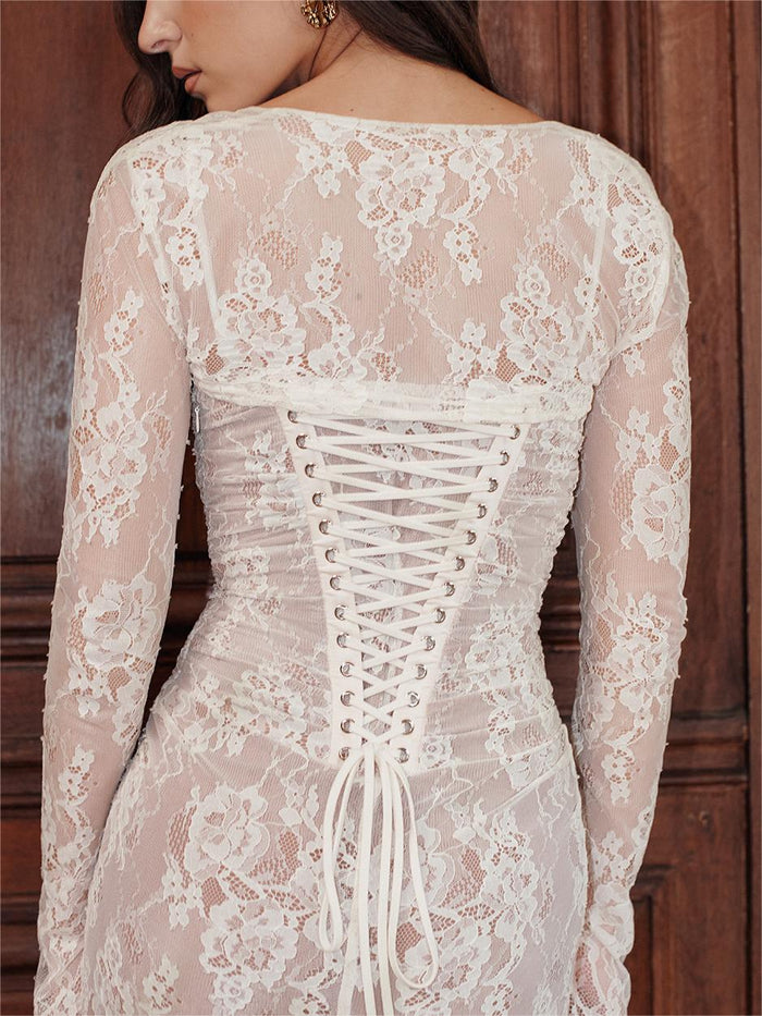 Robe longue élégante avec cordon sophistiqué et détails en dentelle - Ariella