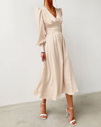 Robe élégante en satin français avec manches bouffantes et coupe ajustée séduisante