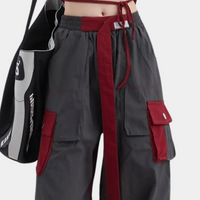 Pantalon cargo gris élégant pour femmes avec des poches pratiques pour le confort et la fonctionnalité