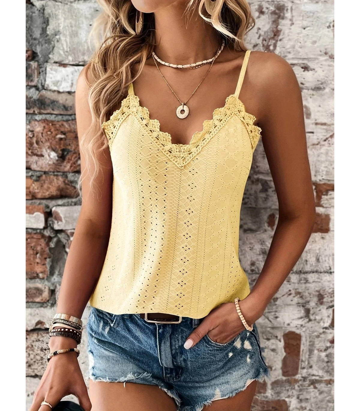 Élégant top cami pour femmes avec accents de dentelle - top d'été sans manches élégant et aéré