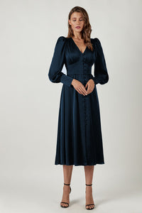 Robe élégante en satin français avec manches bouffantes et coupe ajustée séduisante