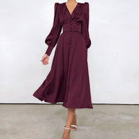 Robe élégante en satin français avec manches bouffantes et coupe ajustée séduisante