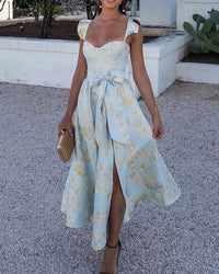 Robe pour femmes à coupe évasée en jacquard floral texturé avec décolleté en cœur et ceinture bow pour un look élégant et féminin