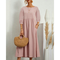 Robe d'été élégante avec des smocks et une longueur midi flatteuse