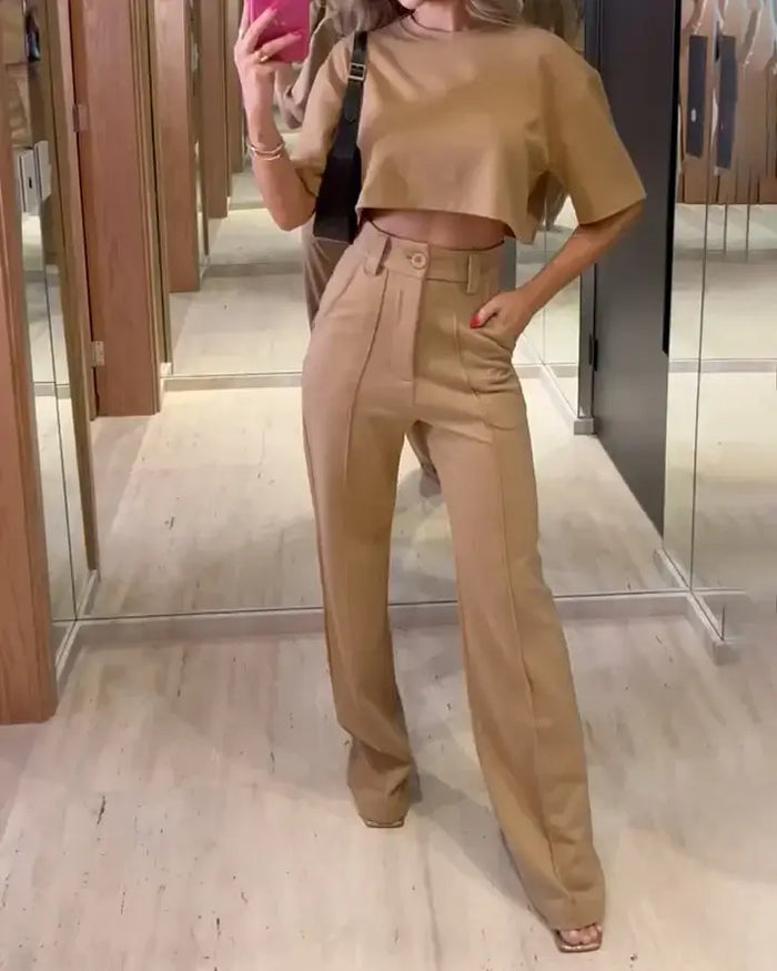 Ensemble 2 pièces élégant pour femmes, composé d'un top court personnalisé et d'un pantalon évasé - Parfait pour un look chic sans effort
