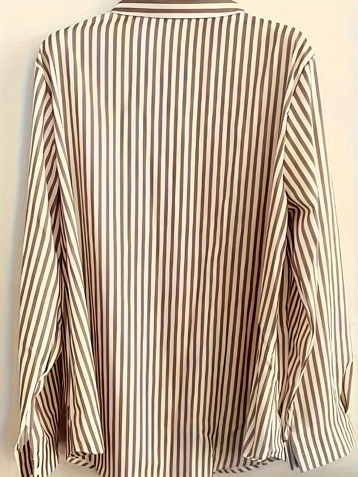 Élégante blouse rayée pour femme avec fermeture à boutons et manches longues pour un look élégant